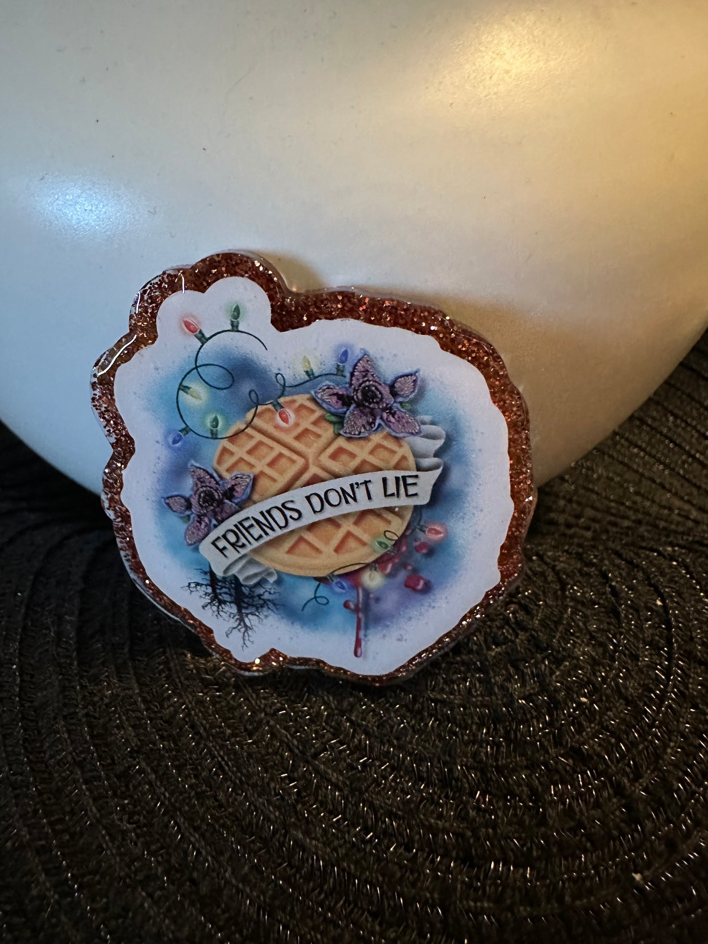 Friends Don't Lie Badge Reel / Pop socket Topper